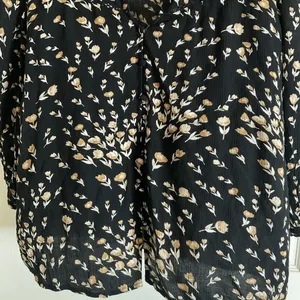 White House Black Market Black Floral V-Neck Blouse Size XS thumbnail 5