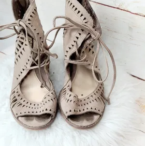Vince Camuto leather suede eyelet lace up peep toe heels ankle bootie boots sz 7 thumbnail 2