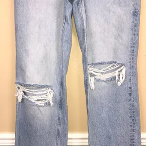 Zara Women’s Distressed Thrashed Raw Hem Light Wash Wide Leg Denim Jeans thumbnail 3