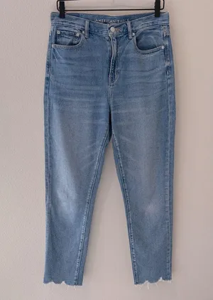 American Eagle Outfitters Light Blue Raw Hem Mom Jeans Women’s Size 8 thumbnail 1