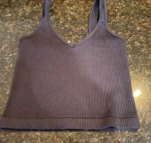 BLACK CROPPED RIBBED TANK Size undefined thumbnail 1