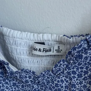 Abercrombie & Fitch Floral Dainty Top Size Small Blue White Crop Blouse Vacation thumbnail 2