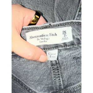 NWT Abercrombie & Fitch Curve Love The ‘90s Baggy Low Rise Gray Jeans Size 26 2 thumbnail 4
