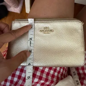 Coach Metallic Silver‎ Pebbled Leather Double Zip Compartment Wristlet Bag thumbnail 5