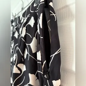 Black and White Floral Women's Shorts by Ann Taylor sz 2 thumbnail 5