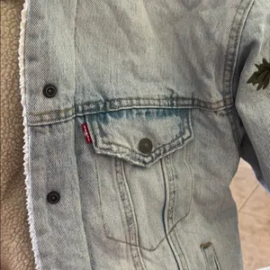 Levi’s Sherpa Lined Floral Embroidered Trucker Jacket Size S Light Wash thumbnail 7