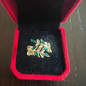 Ladies Gorgeous Golden with Faux Emerald Gemstone Ring Size 8 thumbnail 2