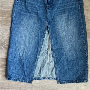 Aritzia Denim Forum The '90s Halle Jean Skirt 29 thumbnail 6