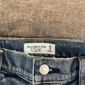 ABERCROMBIE & FITCH The 90’s Straight Ultra High Rise jeans in medium thumbnail 5