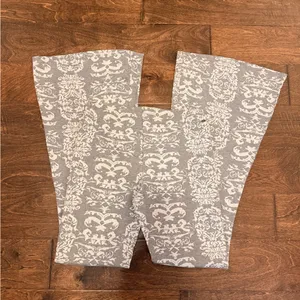 O'Neill NWOT Gray and White Patterned Flare Leggings thumbnail 2