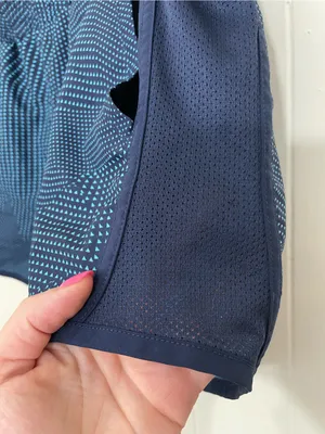 Under Armour Running Shorts Women’s Size M Navy Blue Pockets Brief Lined thumbnail 3