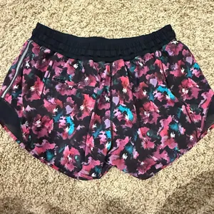 Lululemon Midnight Bloom Fuchsia Floral Hotty Hot 2.5 Shorts Size 10. thumbnail 2