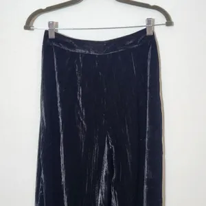 Boohoo Black Velvet Pants NWT Size 2 Tall Black Tapered Crinkle Pants thumbnail 5