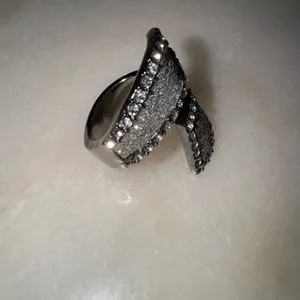 Guess Glitter & stone bypass wrap hematite ring thumbnail 6