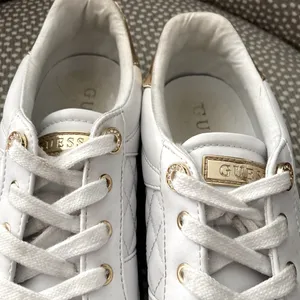 Guess “Loven” Quilted White Sneakers . Sz. 9M thumbnail 5