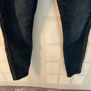 🔥🔥 5/$25 sale 🔥🔥 Express Blue Mid Rise Stretch Whisker Ankle Jegging Side Detail thumbnail 3