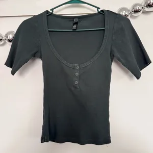 Skims Waffle Spruce Green Short Sleeve Top thumbnail 2