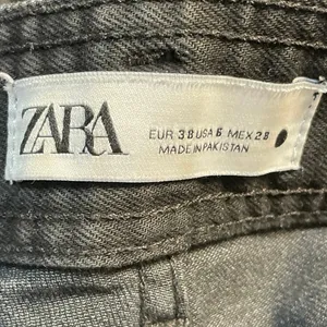 Zara Womens Black High Waisted Frayed Hem Wide Leg Ankle Denim Jeans Pants Sz 6 thumbnail 4