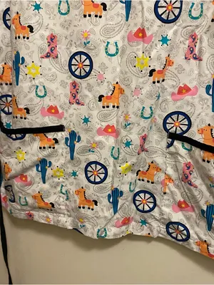 UA Scrubs Womens Scrubs Scrub Top Shirt M 40” Western Horse Cactus Wagon Wheel thumbnail 6