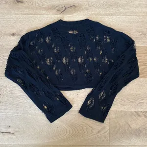 Edikted - Clover Slashed Crop Sweater in Black thumbnail 4