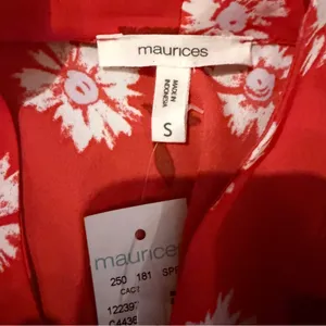 Maurices‎ Red & White Floral Print Short Sleeve Wrap Top Sz S NEW FLAWED thumbnail 3