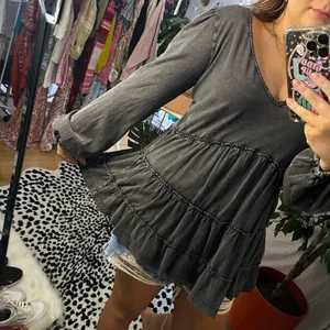 Anthropologie Blythe V-Neck Tiered Babydoll Top Black Size Medium thumbnail 5