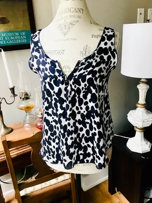 Akira Sleeveless Black & White Pattern Blouse Tank With Front Zipper Sz Small thumbnail 2