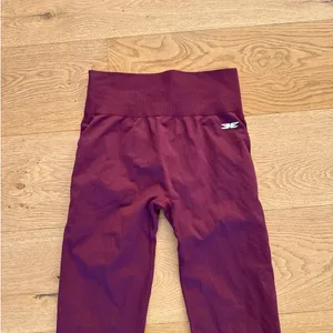 Elite Eleven - Seamless High Waist Scrunch Back Leggings in Cherry Cola Burgandy thumbnail 2