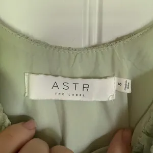 ASTR‎ The Label Sage Green Puff Sleeve Tiered Midi Dress Small AC12384 thumbnail 2