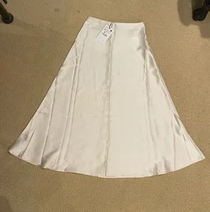 ZARA A-line Satin Off White Midi Skirt. Size S thumbnail 4