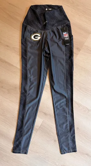 Zubaz NFL Women's Green Bay Packers Elevated Leggings with Pockets thumbnail 1