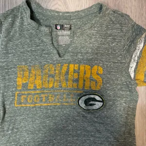 NFL Green Bay Packers Women’s Large V-Neck Fitted T-Shirt thumbnail 2