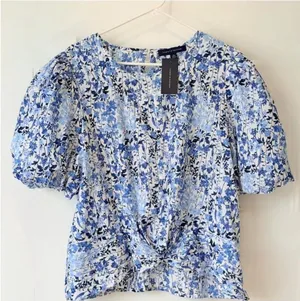 Tommy Hilfiger nwt size medium Blue Floral Knot-Front Puff Sleeve Top thumbnail 1