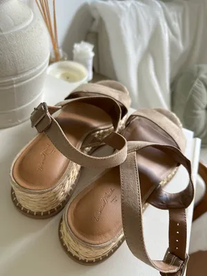 Universal Threads women’s sandals thumbnail 4