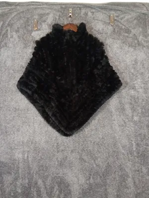 J Mclaughlin Black Faux Fur Poncho Pull Over One Size Mob Wife Old Money Datenig thumbnail 2