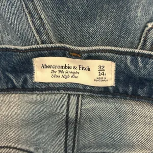 Abercrombie & Fitch Ultra High Rise 90s Straight Jean 32\14 thumbnail 8