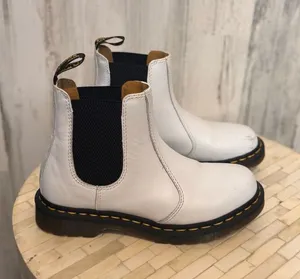 Dr. Martens White Chelsea Boots Women’s Size 7 Slip-On Ankle Boots Leather thumbnail 1