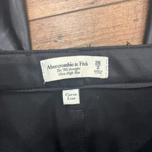 Abercrombie & Fitch The '90s Straight Ultra High Rise Vegan Leather Curve Pant 2 thumbnail 4