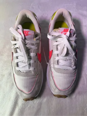 Nike Women's White & Coral Pink Swoosh Retro Runner thumbnail 4