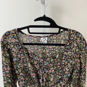 2 Much LA Small Black Floral Tie Front Crop Top Bell Sleeve Boho Blouse thumbnail 3