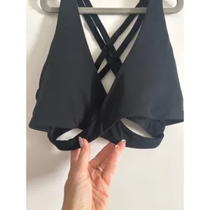 Fabletics‎ Black Strappy Back Crossover V Faux Wrap Cutout Sports Bra XS thumbnail 2