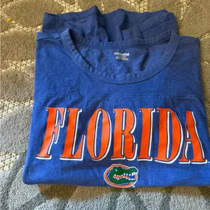 NWOT- Women’s Florida Gators Short sleeve Shirt Size XL thumbnail 2