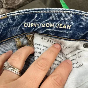 American‎ Eagle Curvy Mom Jeans Distressed Size 0 High Rise Ripped Denim thumbnail 9