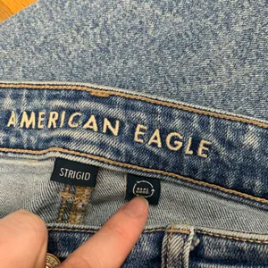 American Eagle Mom Jean Light‎ Wash Distressed High Rise Strigid Denim 10 Long thumbnail 6