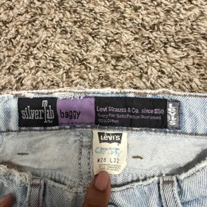 Vintage Levis SilverTab Baggy Jeans Light Wash Blue 90s Denim W28 L32 40581-0234 thumbnail 3