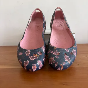 Crocs Kadee Floral Navy Pink Ballet‎ Flats Slip On Shoes Womens Size 7 thumbnail 4