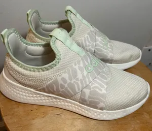 Comfortable women's sneakers. Adidas.$27. thumbnail 2
