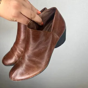 Dansko Brown Leather Ankle Booties Block Heel Side Zip Shooties Womens 38 thumbnail 3