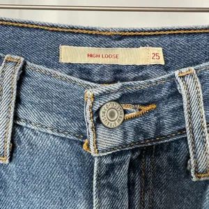 Levi's High Loose‎ Denim Distressed Wide Leg Jeans in Medium Wash Size 25 thumbnail 6