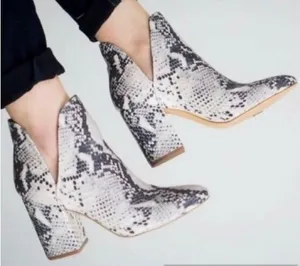 Steve Madden White and Black Snake-Print Pointed Ankle Booties Sz 8 thumbnail 1